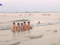 Nắng nóng, người dân miền Trung đổ xô ra biển giải nhiệt