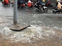 Vì sao đường TP.HCM ngập sâu sau mưa?