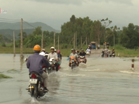 Đảm bảo an toàn giao thông tại các điểm ngập lụt ở Phú Yên