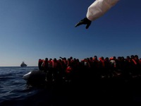 Hàng chục nghìn người di cư được cứu trên biển Địa Trung Hải