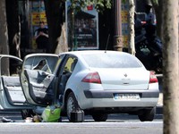 Pháp: Tìm thấy nhiều loại súng tại nhà riêng kẻ đâm xe ở Champs Elysees