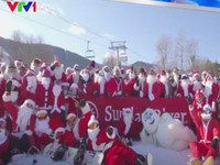 Hàng trăm ông già Noel trượt tuyết và lướt ván để gây quỹ từ thiện