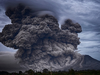 Indonesia nâng mức cảnh báo núi lửa lên cấp cao nhất