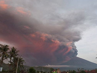 Lo núi lửa phun trào, Indonesia tiếp tục yêu cầu sơ tán hàng chục nghìn người