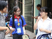 Nữ sinh viên tình nguyện dùng ngôn ngữ đặc biệt hỗ trợ thí sinh khiếm thính