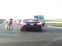 Clip: Công nhân làm việc giữa cao tốc suýt bị ô tô đâm