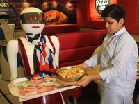 Pakistan đưa robot vào phục vụ nhà hàng