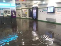 Hệ thống tàu điện ngầm Paris ngập nặng sau mưa lớn