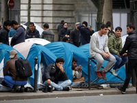 Pháp đưa 2.500 người nhập cư ở Paris tới nơi ở tạm khác