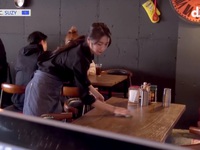 Suzy làm phục vụ bàn chăm chỉ lau dọn trong show thực tế