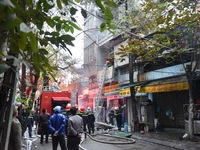 Cháy lớn tại cửa hàng phụ tùng ô tô, xe máy ở Hà Nội