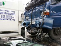 Xe tải gây tai nạn liên hoàn, tài xế bị gãy chân