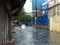 Nước ngập trong các ngõ xóm Hà Nội sau cơn mưa lớn