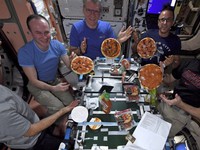 Tiệc pizza trên trạm vũ trụ