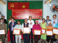 Phó Thủ tướng Trương Hòa Bình tặng quà Tết đồng bào các dân tộc thiểu số tại Đăk Lăk