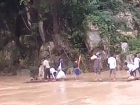 Thanh Hóa: Không có cầu, hàng nghìn hộ dân liều mình qua sông