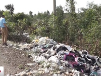 Long An: Hàng trăm tấn rác thải công nghiệp đổ tràn lan ra đường