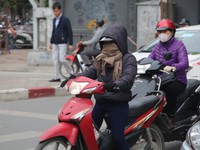 Người Hà Nội 'kín mít' trong gió rét ngày đông