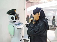 Dubai tuyển dụng 5 robot trở thành nhân viên chính thức