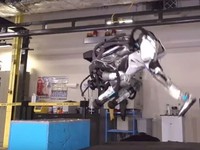 Độc đáo robot vận động viên có thể nhào lộn