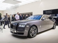 Xe Rolls-Royce sơn bằng bụi của 1.000 viên kim cương