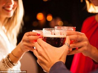Nữ giới uống nhiều rượu có thể bị tê liệt não bộ