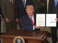 Tổng thống Mỹ ký sắc lệnh mới điều tra hoạt động thương mại Trung Quốc