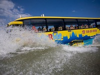 Ngỡ ngàng với xe bus 'bơi' được dưới nước ở Hungary