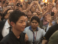 Song Joong Ki bị quây giữa 'biển' fan ở Malaysia