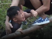 Bố ơi! Mình đi đâu thế?: Con trai nhạc sĩ Nguyễn Hải Phong khóc nấc khi bị rơi xuống rạch