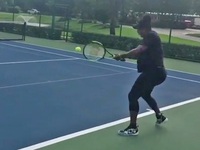 Serena bầu bí vẫn vác vợt ra sân