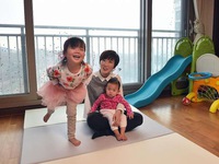 Gánh nặng của phụ nữ vừa đi làm, vừa chăm sóc con tại Hàn Quốc