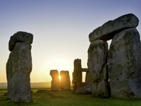Du khách ngắm ngày dài nhất tại Vòng tròn đá Stonehenge