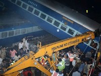 Tai nạn tàu hỏa ở Ấn Độ: 23 người thiệt mạng, nhiều người bị mắc kẹt