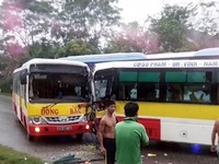 Xe bus đâm nhau ở Nghệ An, 4 người bị thương