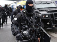 Bắt giữ 2 nghi phạm liên quan đến vụ tấn công ở sân bay Pháp