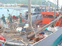 Cứu 7 ngư dân và tàu cá gặp nạn trên biển