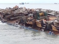 Hàng chục tàu cá của ngư dân Quảng Bình bị sóng đánh chìm
