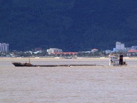 Tàu chìm kéo theo nguy cơ tràn dầu ở Quy Nhơn