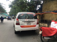 Vinasun phản đối Uber, Grab bằng cách dán khẩu hiệu trên taxi