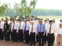 Tổng Bí thư Nguyễn Phú Trọng thắp hương tưởng niệm Tổng Bí thư Lê Duẩn