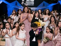 Lạc vào thế giới thần tiên và 'Hội chợ phù hoa' tại Tuần lễ thời trang quốc tế Việt Nam Thu - Đông 2017