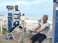 Thể dục với biển - nhịp sống mỗi ngày ở Nha Trang