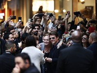 Ra mắt phim Xác ướp, Tom Cruise bị fan vây chặt