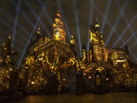 Lâu đài Hogwarts bừng sáng nhân kỷ niệm 20 năm phát hành Harry Potter