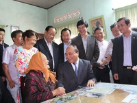 Thủ tướng thăm và tặng quà các gia đình Mẹ Việt Nam anh hùng ở Quảng Nam và Đà Nẵng