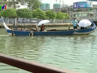​Thuyền du lịch trên kênh Nhiêu Lộc - Thị Nghè bị ném đá