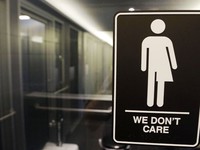Mỹ bãi bỏ chỉ thị về nhà vệ sinh cho người chuyển giới