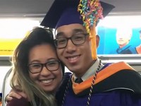 Lễ tốt nghiệp bất ngờ của một sinh viên trên tàu điện ngầm