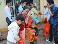 Kon Tum tặng quà Tết cho hộ chính sách, hộ nghèo